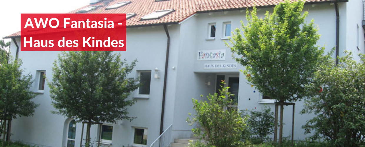 Haus des Kindes mit Bäumen